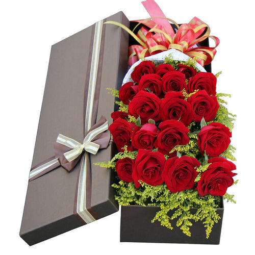 《钟爱一生》精选19支精品红玫瑰，黄莺间插，丰满装饰。